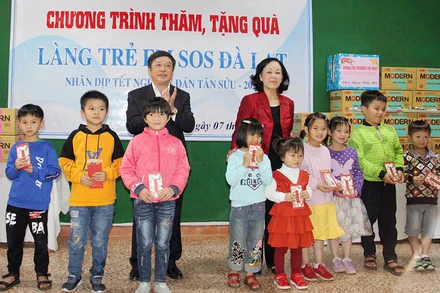 Đồng chí Trương Thị Mai và Trưởng Đoàn đại biểu Quốc hội tỉnh Lâm Đồng Đoàn Văn Việt trao quà tặng Làng trẻ em SOS Đà Lạt.