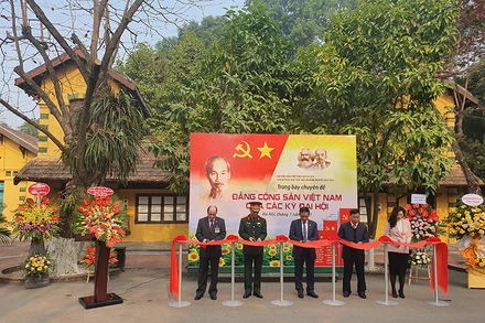 Cắt băng khai mạc triển lãm.