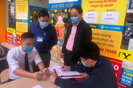 Lực lượng chức năng TP Hạ Long xử phạt cơ sở kinh doanh không tuân thủ các biện pháp phòng, chống dịch Covid-19.