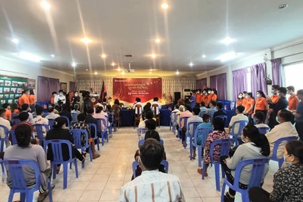 Ngân hàng Sacombank Cambodia tặng quà Tết cho bà con, sáng 22-1.