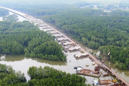 Thi công đường cao tốc Bến Lức - Long Thành, đoạn qua xã Phước Thái, huyện Long Thành, tỉnh Đồng Nai.