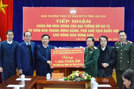 Đại tướng Đỗ Bá Tỵ trao tặng 1.000 chăn ấm cho đồng bào các DTTS vùng cao ở Lào Cai nhân dịp đón Tết Nguyên đán Tân Sửu.