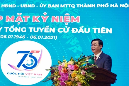 Đồng chí Vương Đình Huệ, Ủy viên Bộ Chính trị, Bí thư Thành ủy, Trưởng đoàn đại biểu Quốc hội TP Nội phát biểu tại buổi gặp mặt. (Ảnh: DUY LINH)