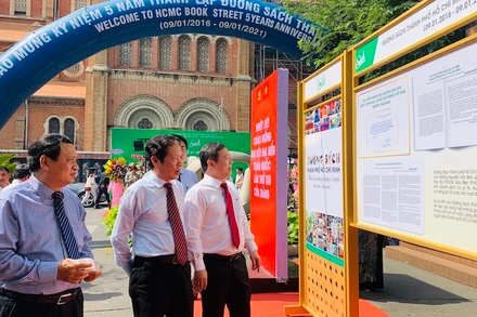 Các đại biểu tham quan triển lãm ảnh tại Đường Sách.