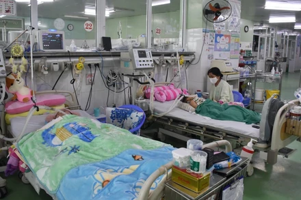 Nhiệt độ xuống thấp đột ngột, nhiều ca bệnh nhi nhập viện.