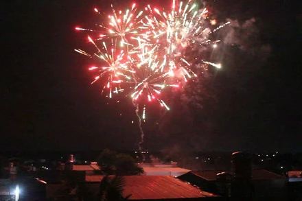 Pháo hoa nổ rực trời tại một khu vực ở phường Trảng Dài, TP Biên Hòa, trong đêm 31-12-2020.