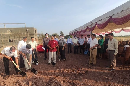 Lễ động thổ xây dựng Nhà cộng đồng của bà con gốc Việt Nam tỉnh Kampot, sáng 27-1.
