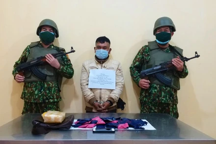 Đối tượng cùng tang vật vụ án.