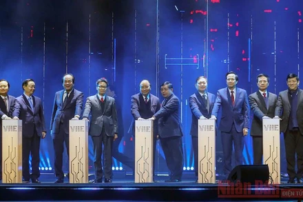 Thủ tướng Nguyễn Xuân Phúc và các đại biểu thực hiện nghi thức khởi công xây dựng Trung tâm Đổi mới sáng tạo quốc gia. (Ảnh: TRẦN HẢI)