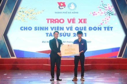 Trao vé xe Tết cho sinh viên.