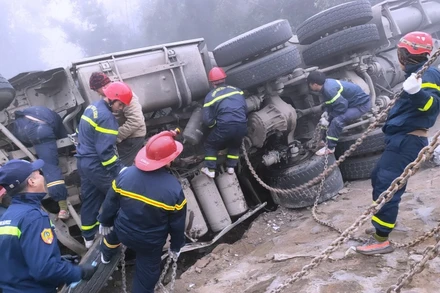 Lực lượng Cảnh sát PCCC nỗ lực cứu hộ, cứu nạn.