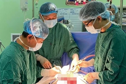 Các bác sĩ phẫu thuật cho bệnh nhi.