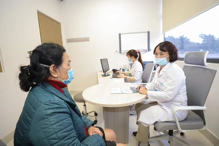 PGS, TS Nguyễn Mai Hồng khám cho bệnh nhân.