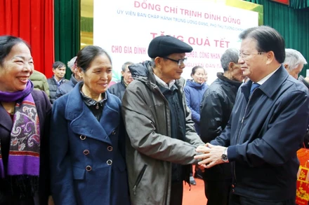 Phó Thủ tướng tặng quà thăm hỏi động viên các hộ nghèo, gia đình chính sách trên địa bàn thành phố Việt Trì.