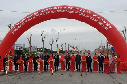 Lãnh đạo TP Hà Nội cắt băng khánh thành, thông xe kỹ thuật tuyến đường từ khu đô thị Trâu Quỳ qua đường Dương Xá-Đông Dư đến ga Phú Thụy.