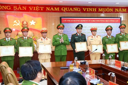 Thiếu tướng Lê Quốc Hùng, Thứ trưởng Công an trao Bằng khen của Bộ trưởng Công an tặng các tập thể và cá nhân xuất sắc.