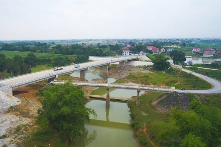 Cầu Vàng (Thanh Hóa) mới xây rộng 33m, nối nhịp cầu giữa xã Yên Thịnh, huyện Yên Định và xã Xuân Minh, huyện Thọ Xuân.