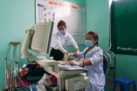 Các bác sĩ khám bệnh miễn phí cho người dân xã Hòa Khương.