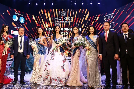 "Hoa khôi Sinh viên Việt Nam" năm 2020 Lê Thị Tường Vy (thứ năm từ phải sang) trong khoảnh khắc đăng quang.