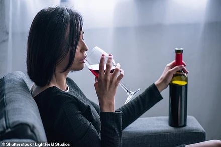 Rượu làm thay đổi cấu tạo của hàng nghìn tỷ vi sinh vật sống trong ruột, vốn đóng vai trò quan trọng trong việc ngăn chặn sự xâm nhập của vi khuẩn và virus. 