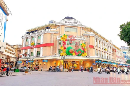 Đường phố Hà Nội đã bắt đầu trang hoàng đón Tết Tân Sửu (Ảnh: TRANG LINH)