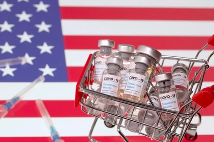 Tại châu Âu và Mỹ, vaccine Covid-19 đang bị lừa bán trên mạng. Ảnh: Reuters.