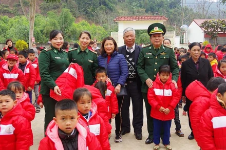 Trao áo ấm cho các em học sinh trường tiểu học Thông Thụ