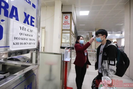 Học sinh, sinh viên “nghỉ Tết sớm”, bến xe tăng cường biện pháp phòng Covid-19