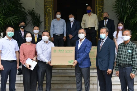 Đại sứ quán Việt Nam tại Thái Lan trao khẩu trang cho kiều bào.
