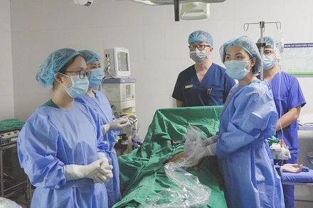 Sinh con khỏe mạnh dù sản phụ bị cạn sạch nước ối ở tuần 23