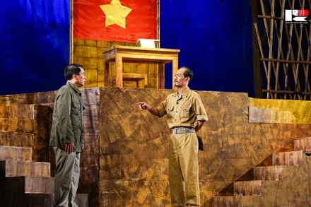 Cảnh trong vở "Đêm trắng" của Nhà hát Kịch Việt Nam. Ảnh: NHKVN