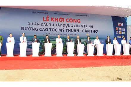 Thủ tướng Nguyễn Xuân Phúc cùng lãnh đạo Đảng, Nhà nước và các bộ, ngành Trung ương phát lệnh khởi công cao tốc Mỹ Thuận - Cần Thơ. 