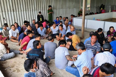 Các đối tượng bị bắt tại chiếu bạc. (Ảnh công an cung cấp)