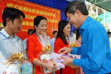 Chủ tịch Công đoàn Giáo dục Việt Nam trao quà cho giáo viên Đất Mũi, Cà Mau.