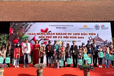 Hà Nội đón những vị du khách đầu tiên của năm 2021. Ảnh: Nguyễn Chí Dũng