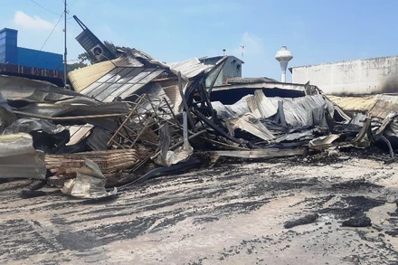 Hiện trường vụ cháy xưởng gỗ. 