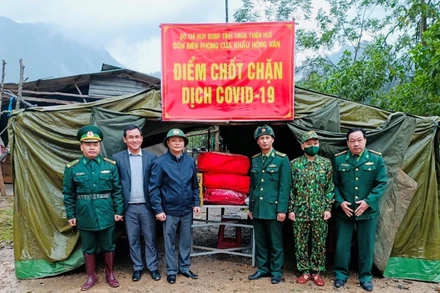 Lực lượng đang làm nhiệm vụ trên các đường mòn lối mở dọc tuyến biên giới.