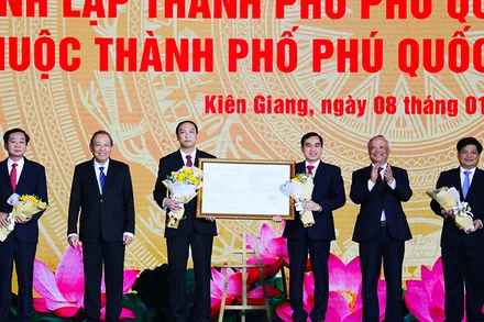 Lãnh đạo Đảng và Nhà nước trao Nghị quyết của Ủy ban Thường vụ Quốc hội về thành lập TP. Phú Quốc cho lãnh đạo TP Phú Quốc và lãnh đạo tỉnh Kiê Giang.