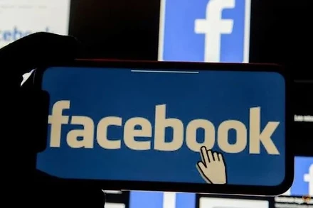  Logo Facebook được hiển thị trên điện thoại di động. Ảnh: Reuters.