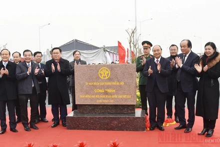 Thủ tướng Nguyễn Xuân Phúc cùng lãnh đạo TP Hà Nội, các bộ, ngành thực hiện nghi thức gắn biển "Công trình chào mừng Đại hội Đảng toàn quốc lần thứ XIII". (Ảnh: TRẦN HẢI)