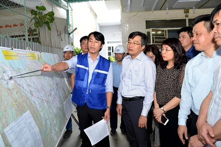 Đoàn công tác Quốc hội nghe đại diện Ban QLDA 7 giới thiệu việc tổ chức thi công Dự án thành phần đoạn Vĩnh Hảo - Phan Thiết.