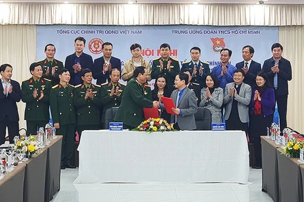 Các đồng chí Thượng tướng Trần Quang Phương, Nguyễn Anh Tuấn trao biên bản ký kết Chương trình phối hợp giai đoạn 2021-2025 giữa Tổng cục Chính trị QĐND Việt Nam và T.Ư Đoàn.