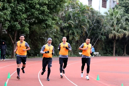 Đợt kiểm tra thể lực trọng tài, trợ lý trọng tài diễn ra trong điều kiện giá rét của mùa đông Hà Nội. 