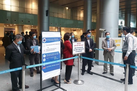 Đoàn công tác của Bộ Y tế kiểm tra công tác phòng, chống dịch tại sân bay quốc tế Đà Nẵng, chiều 14-1.