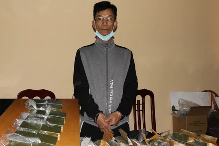 Đối tượng Thành và tang vật vụ án.