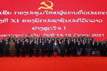 Ban Chấp hành T.Ư Đảng NDCM Lào khóa XI ra mắt Đại hội.