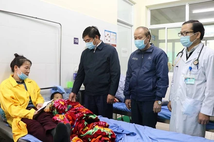 Thăm hỏi cháu bé bị thương trong vụ tai nạn.