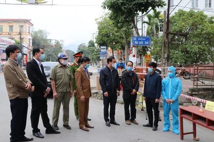 Thứ trưởng Nguyễn Trường Sơn cùng đoàn công tác chỉ đạo công tác chống dịch tại khu vực cách ly trên địa bàn TP Hòa Bình.
