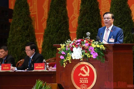 Đồng chí Đinh Tiến Dũng đọc tham luận tại Đại hội.