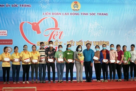 Trao quà Tết cho công nhân, người lao động trong Chương trình Tết sum vầy Tân Sửu 2021.